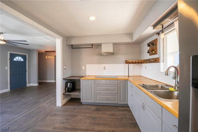 Building Photo - 550 Karen Way