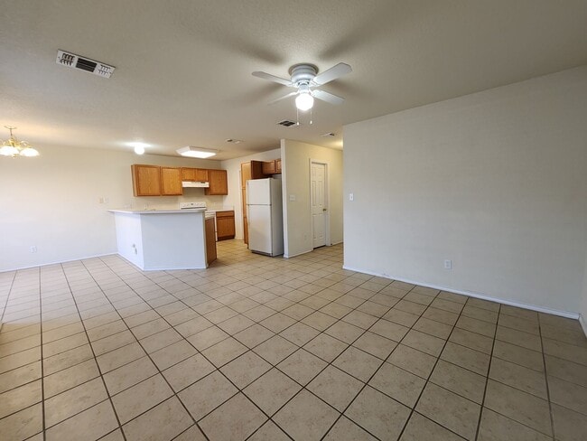 Building Photo - 2/2.5/1   Carpet only on Stairs /Large Fen...