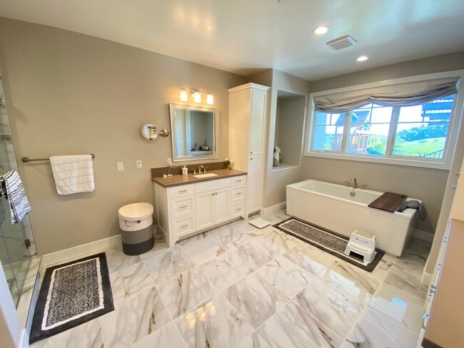 Building Photo - Wilder, Orinda!!!  4 Bed, 4.5 Bath, apx 3,380 Sq Ft.