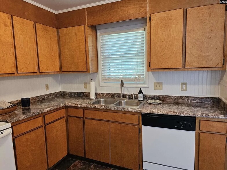 Building Photo - 601 Picadilly Sq