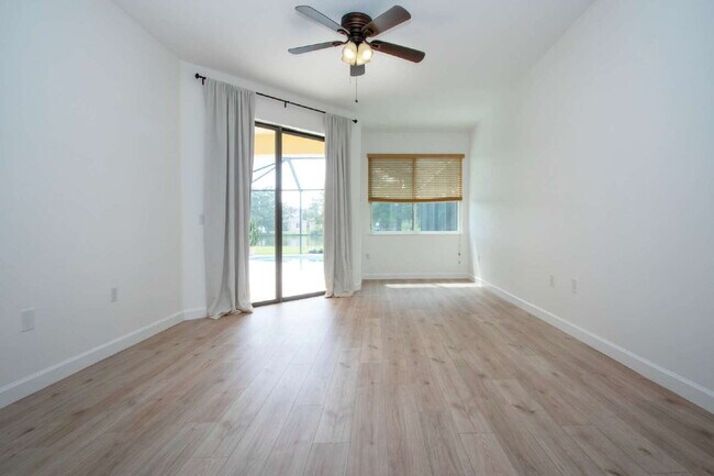 Building Photo - Luxurious Lakefront Living: Spacious 4-Bedroom Home with Pool and Guest Suite in Lakewood Ranch