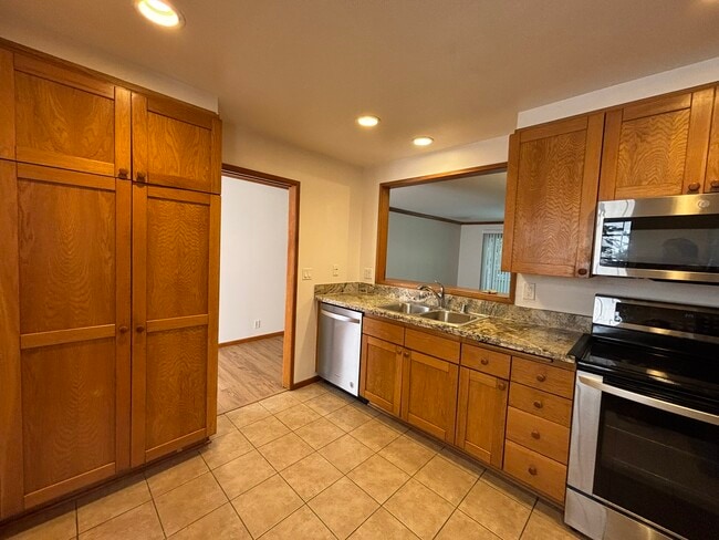 Building Photo - 8860 Villa La Jolla Dr