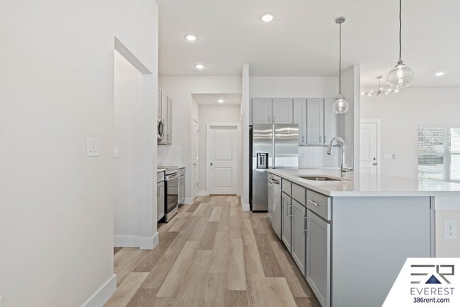 Building Photo - 71 Point of Woods Dr