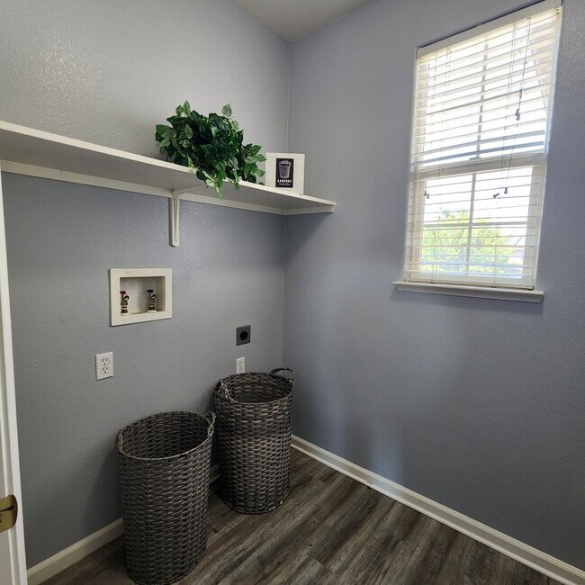 Building Photo - 4 bed 2.5 bath Single Family Home