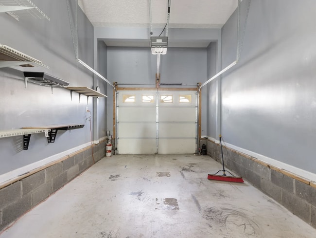 Building Photo - Renovated End-Unit Townhome with Spacious Primary Suite