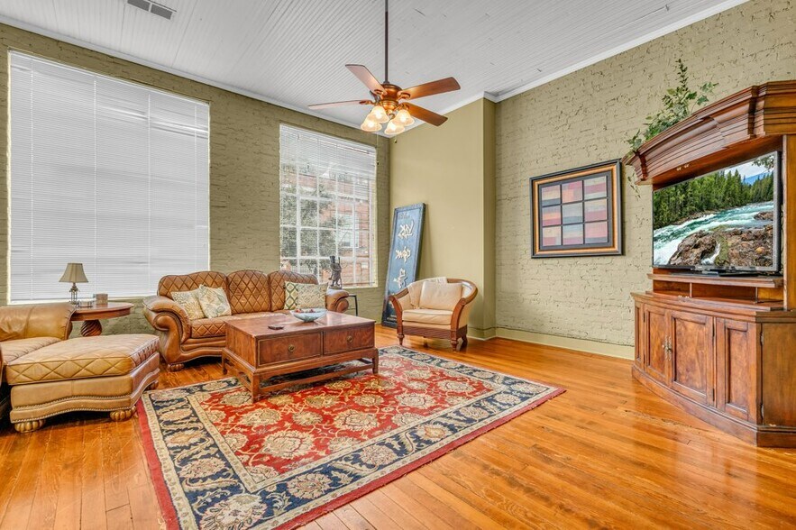 Building Photo - 515 College St