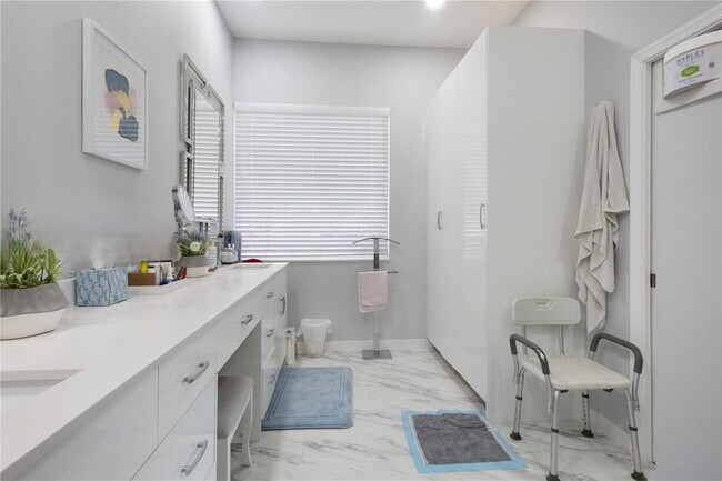 Building Photo - 3719 Oak Ridge Cir