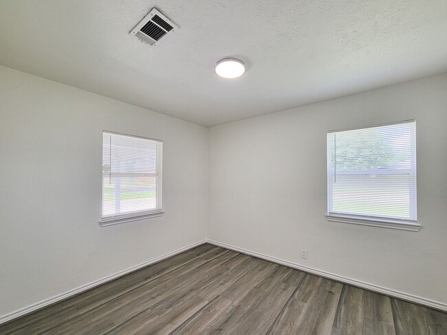 Building Photo - This fully renovated 3-bedroom, 2-bath home features a modern kitchen, large master suite with a ...