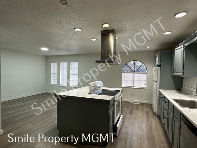 Building Photo - Comfortable Southeast Portland Living with Private Fenced Yards