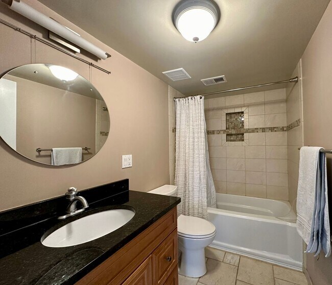 Building Photo - Fully Furnished 4 bedroom 2 bath home is Englewood!!