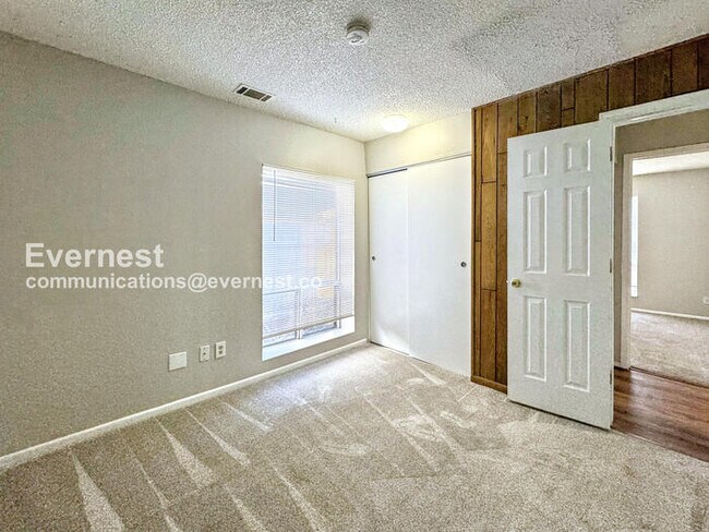 Building Photo - PROMO: Half Off the First Month's Rent! / 3 Bed, 1 Bath Townhome with Garage & Fenced Yard