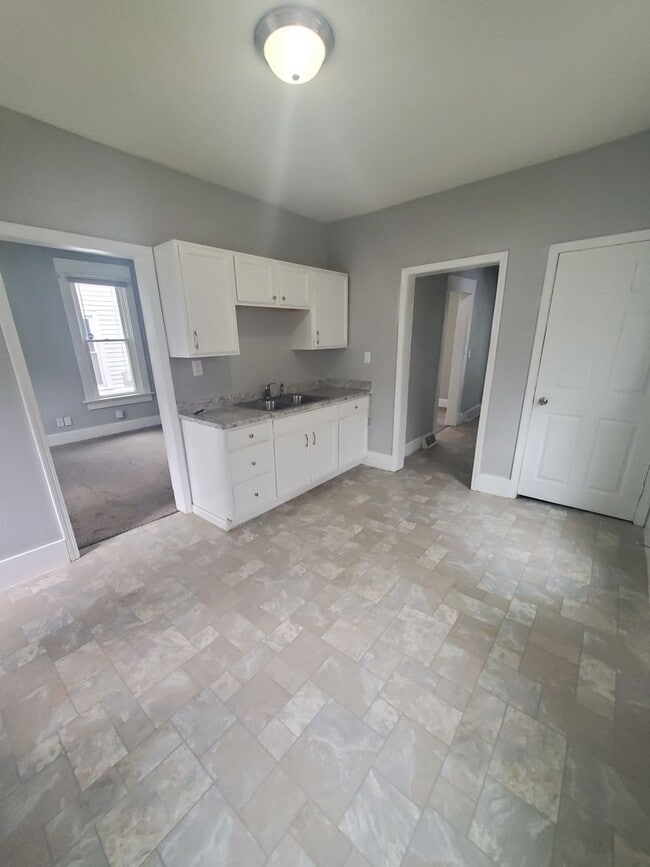 Building Photo - Nice 2 Bedroom 1 Bath House with Garage in...