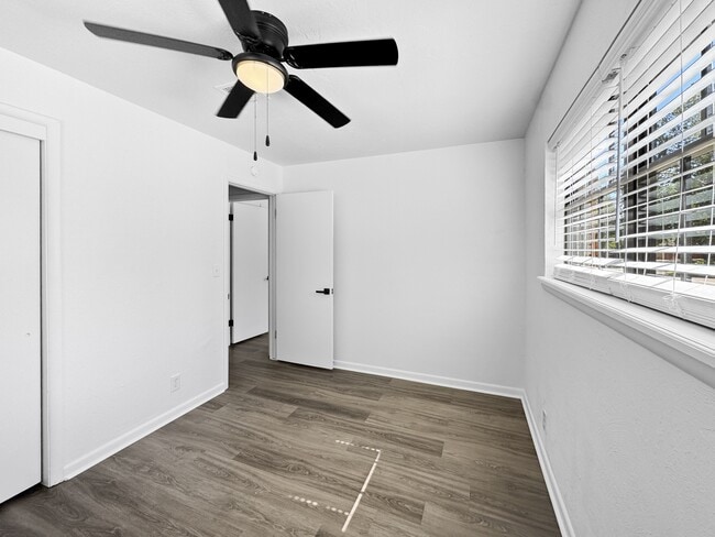 Building Photo - 513 Manor Dr