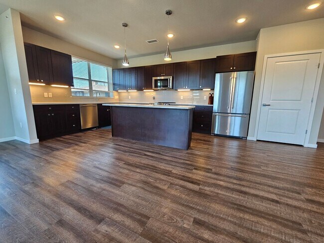 Building Photo - Gorgeous and Bright 2 Bed 2 Bath Large 3rd...