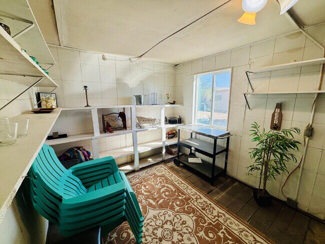 Building Photo - 4 bedrooms, 2 kitchens, 2.5 bathrooms, lau...