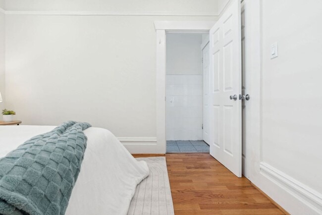 Building Photo - EPIC REA - Great Renovated ( all appliance...