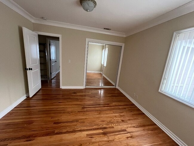 Building Photo - Charming 3 bedroom/ 2 bath single-family home