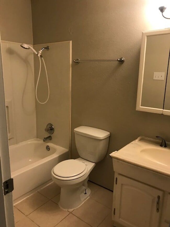 Building Photo - 3 bedroom in quiet subdivision