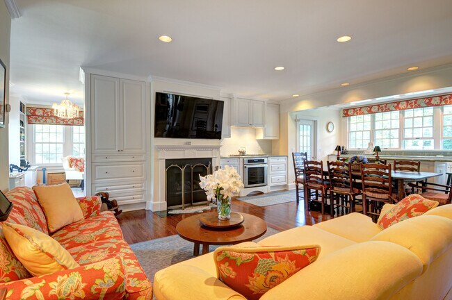 Building Photo - 18 Further Ln