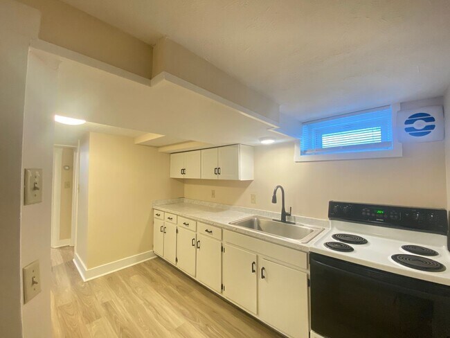 Building Photo - 16 Linwood St