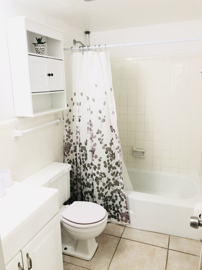 Building Photo - 751 Pine Dr