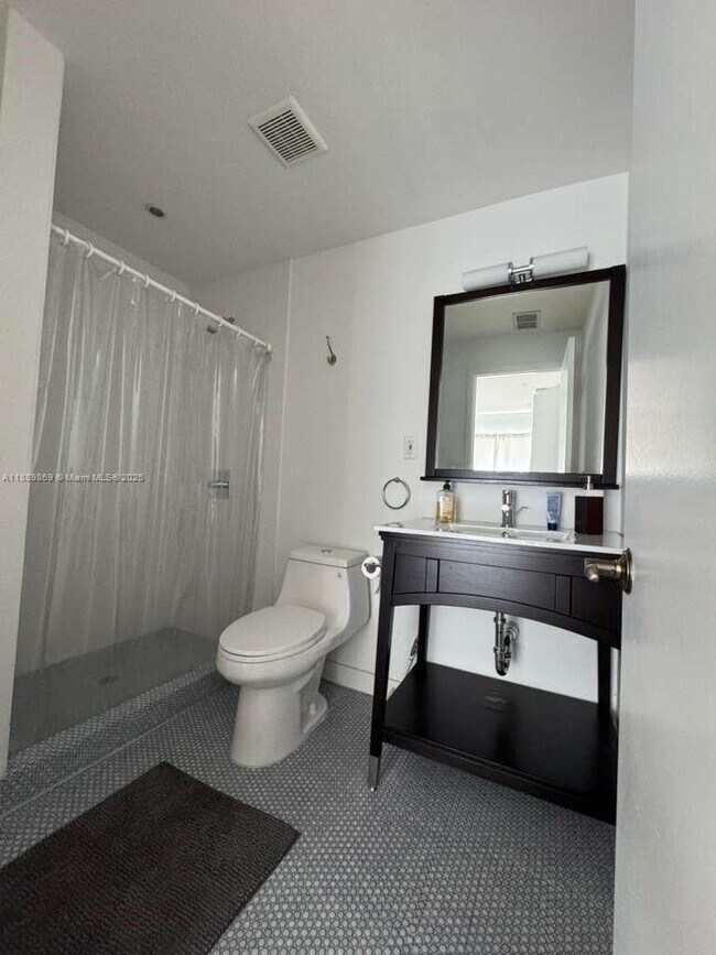 Building Photo - 6015 Pine Tree Dr