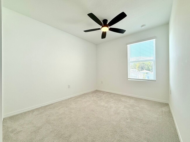 Building Photo - Designed for the way you live! 3Bedrooms/2.5Bath Edgewater Townhome