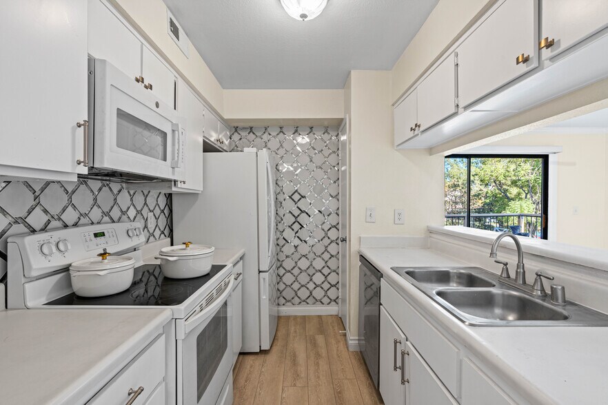 Building Photo - 10655 Lemon Ave