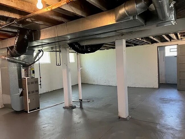 Building Photo - 2 Bedroom 1.5 Bath for rent in College Hill!