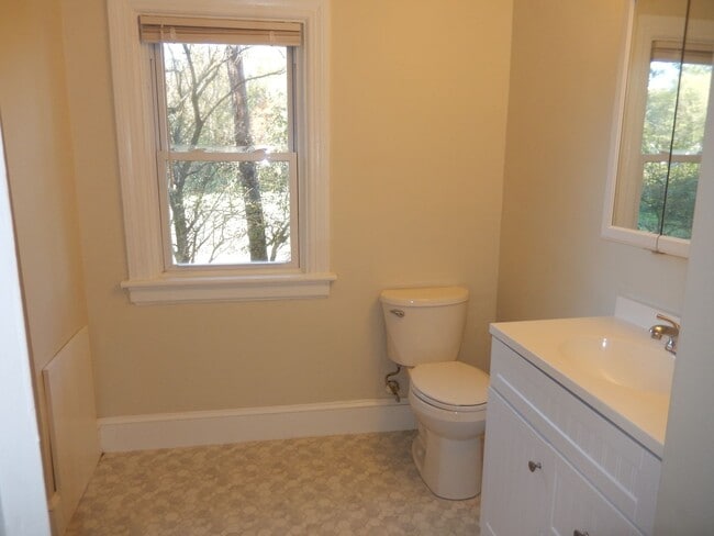 Building Photo - Large Colonial