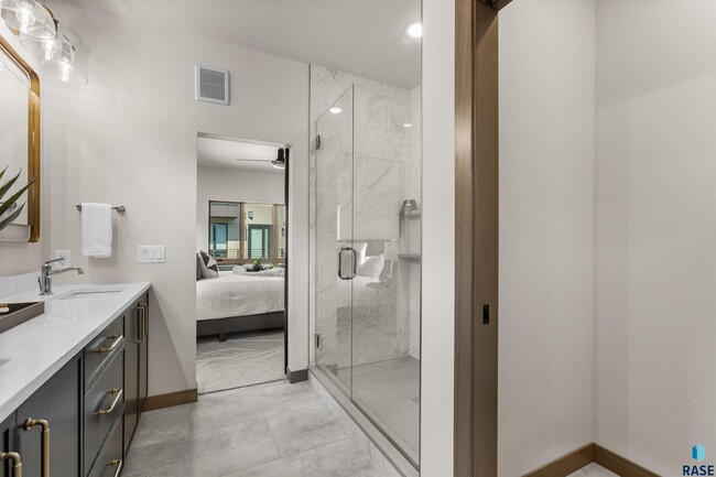 Building Photo - 2807 S Terry Ave