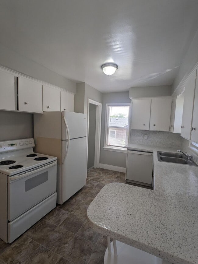 Building Photo - August Rent Free! 5 Bed 2 Bath Single Fami...