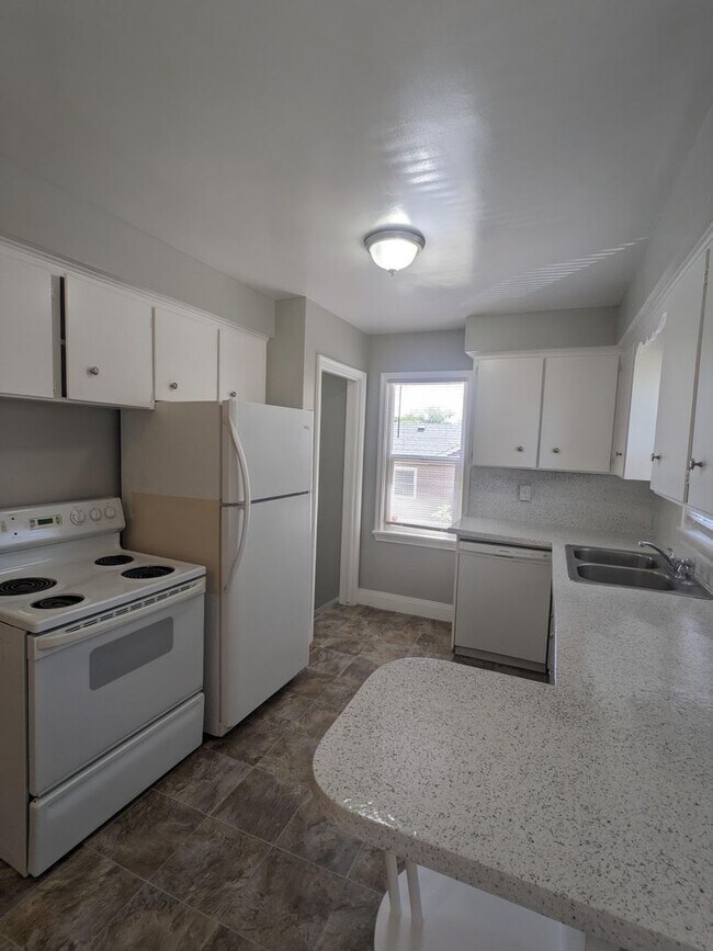 Building Photo - Family-Friendly 5 Bed Roy Home with Finish...