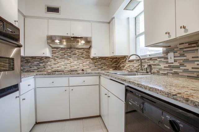 Building Photo - 5815 Sandhurst Ln