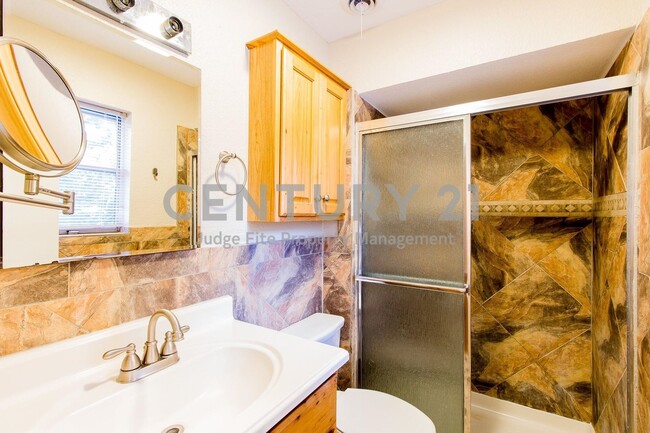 Building Photo - Stunning 3/2 in Great Dallas Location Read...
