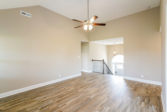 Building Photo - Spacious 4 Bed, 3 Bath Home with Fenced Yard and Garage