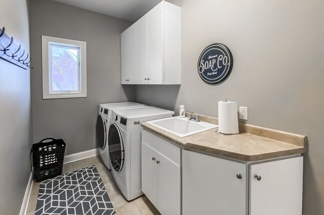 Building Photo - Warm and Luxurious 4 bedroom Executive Estate