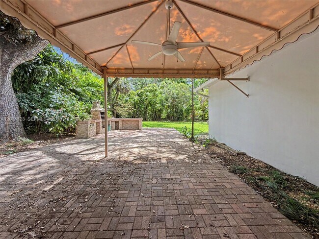 Building Photo - 7601 SW 64th Ct