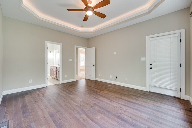 Building Photo - Beautiful 3 bedroom 2 bath Ranch with Bonu...