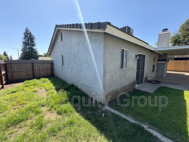 Building Photo - 2210 W Buena Vista Ave