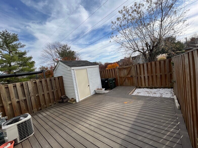 Building Photo - 6527 Old Carriage Ln