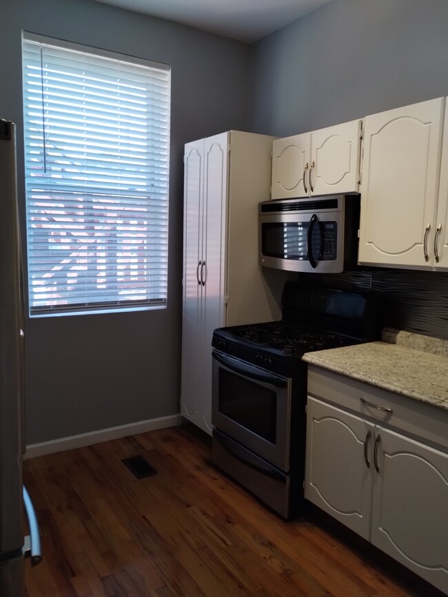 Kitchen - 4233 S Prairie Ave