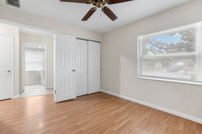 Building Photo - 2078 Loma Linda Way N