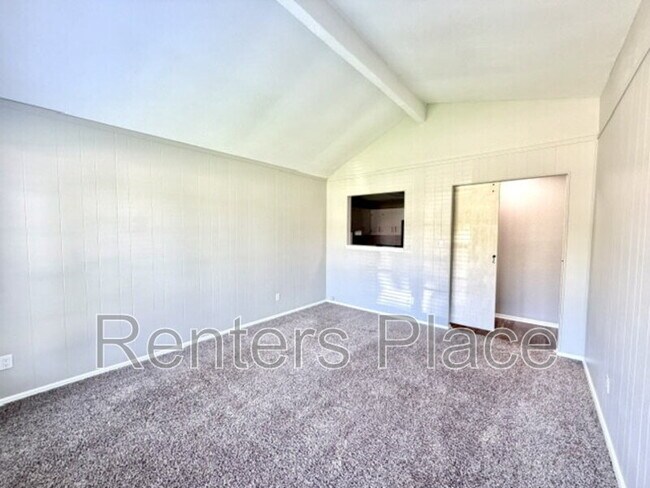 Building Photo - 313 N Cedar St