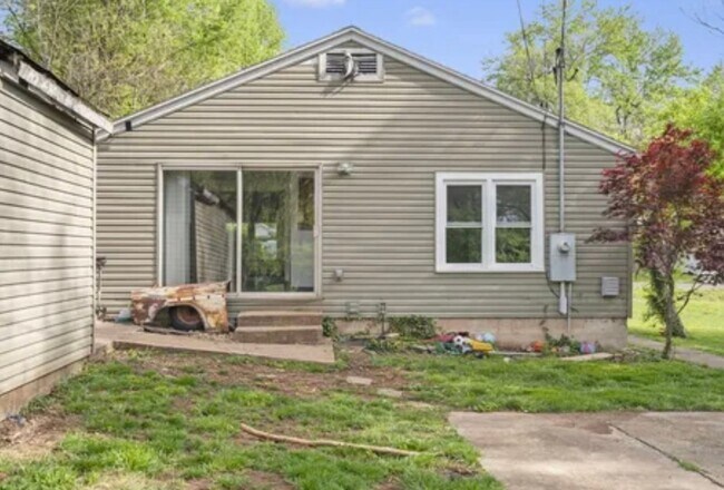 Building Photo - 3 Bedroom | 1 Bathroom | 1 Car Detached Ga...