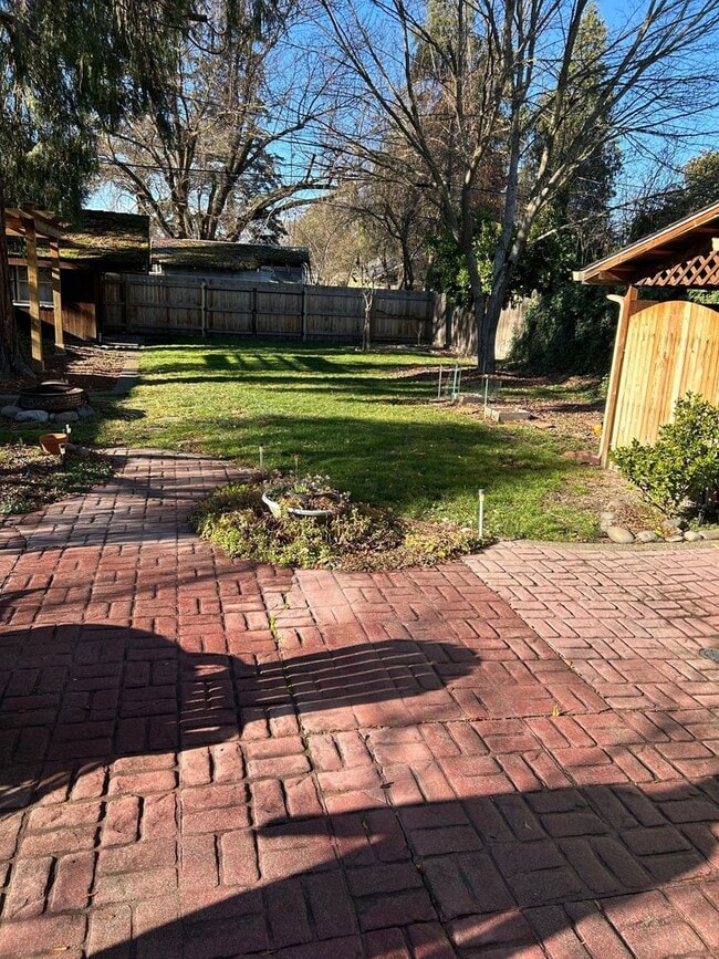 Building Photo - 2 Bedroom 1 Bath Home