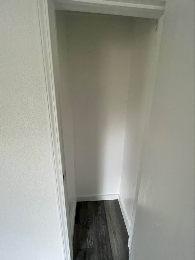 Building Photo - 704 Beverly Dr