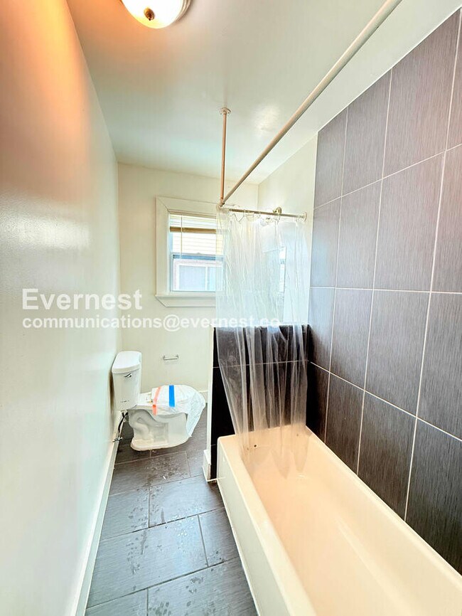 Building Photo - 2541 Monterey St