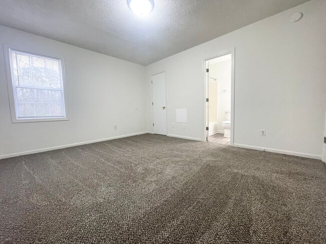 Building Photo - 209 Oakwood Ln