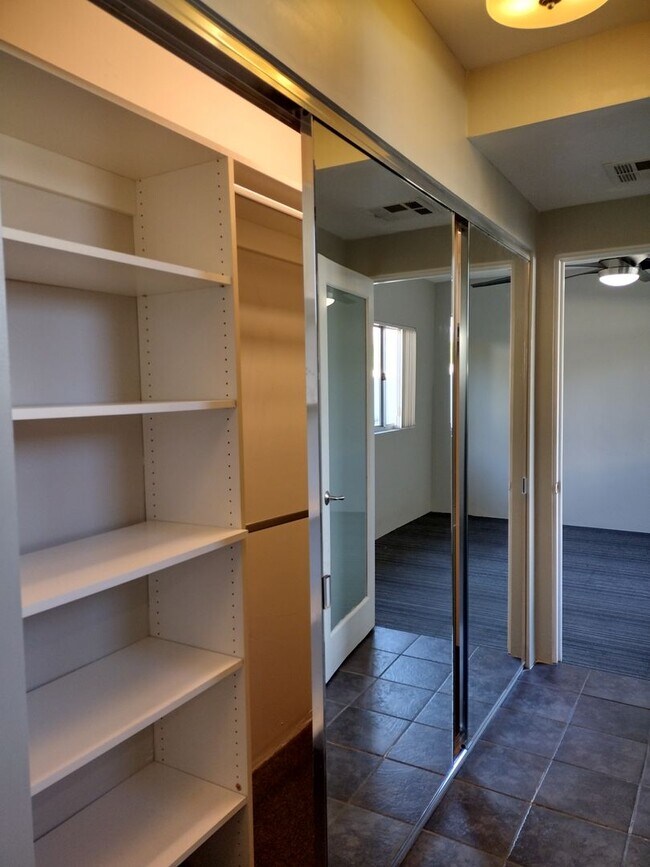 Building Photo - 558-560-562 Calle Abronia S